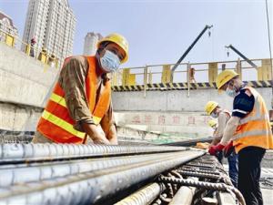 <b>敬业的地铁建设者却被堵在了天津地铁线路的施工现场</b>